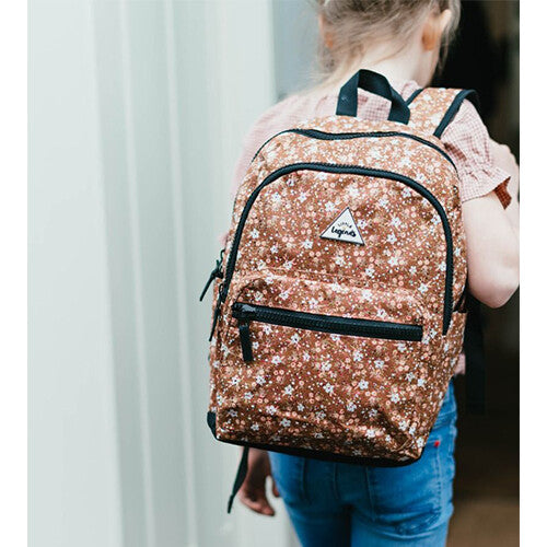 Een kind draagt de Little Legends schoolrugzak met vintage flower patroon op de rug.