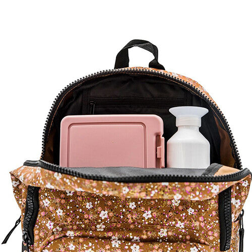 De open Little Legends schoolrugzak toont de binnenkant met een roze lunchbox en witte drinkfles.