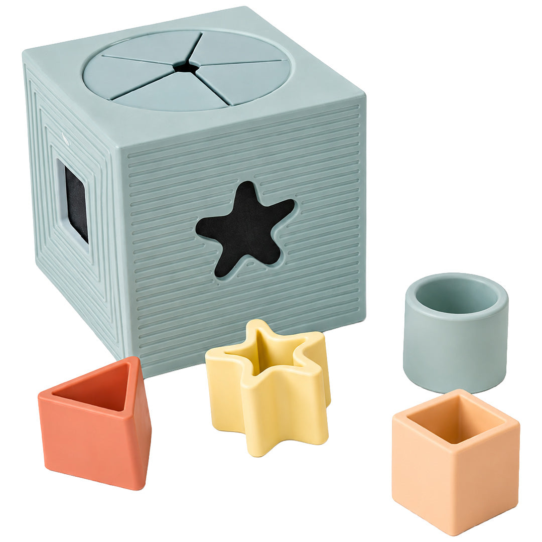 little l babyspeelgoed vormendoos van lichtblauw siliconen met een steruitsparing en vier losse gekleurde vormen.