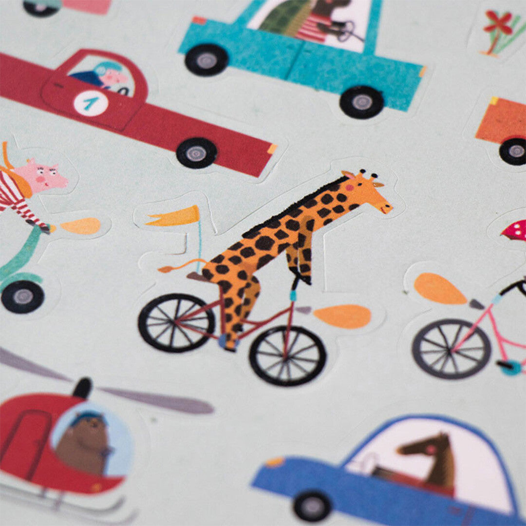 Detail van een Londji sticker met een giraffe op een fiets tussen andere voertuigen en dieren.