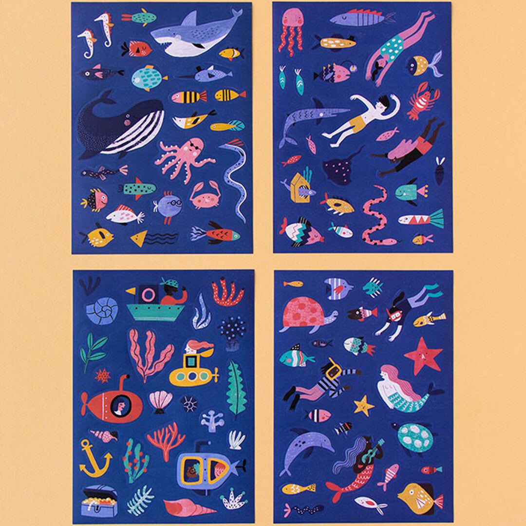 Vier vellen met Londji herbruikbare stickers, elk met een verscheidenheid aan zeedieren, duikers en onderwaterplanten.