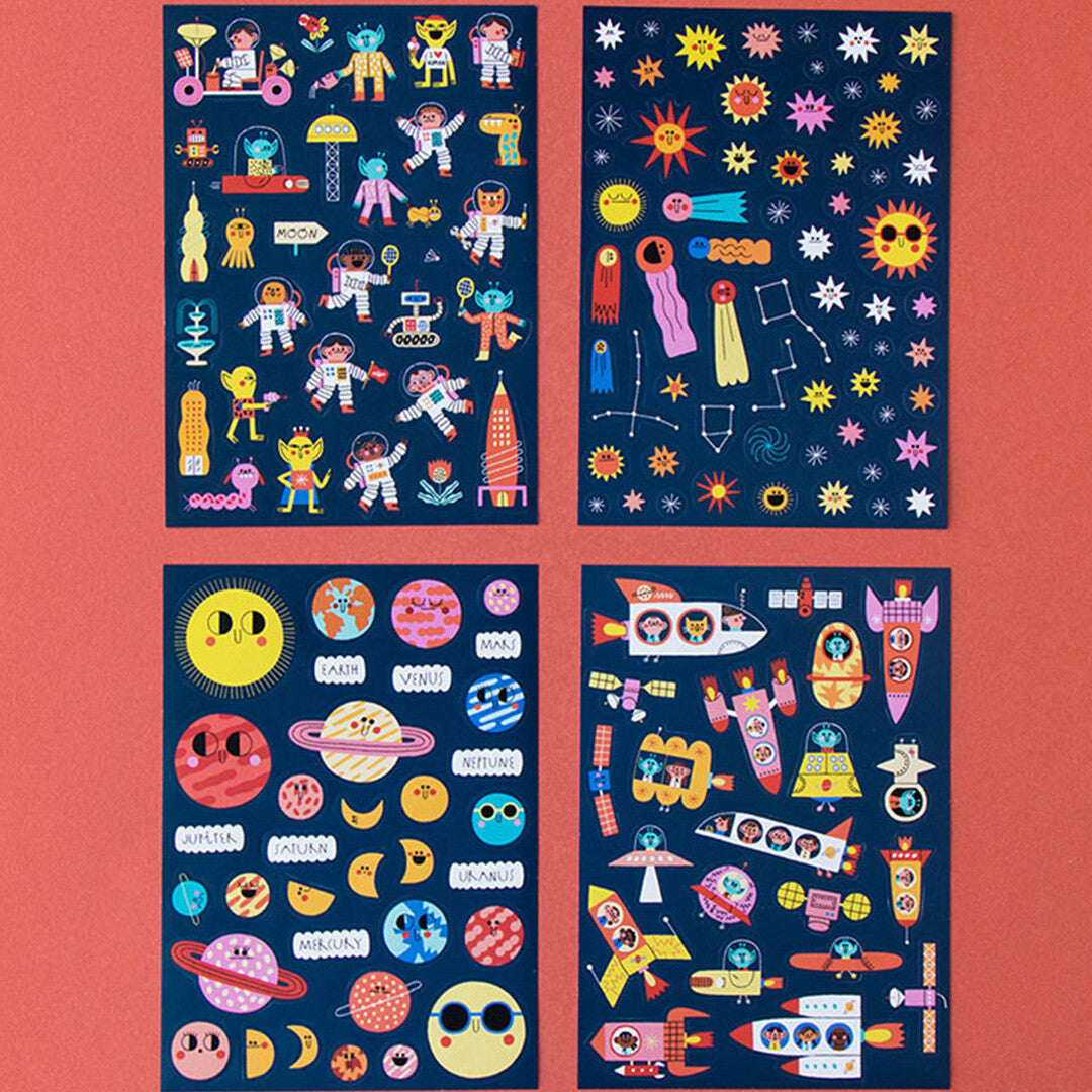 Vier vellen Londji herbruikbare ruimte stickers met aliens, planeten, raketten en sterren.