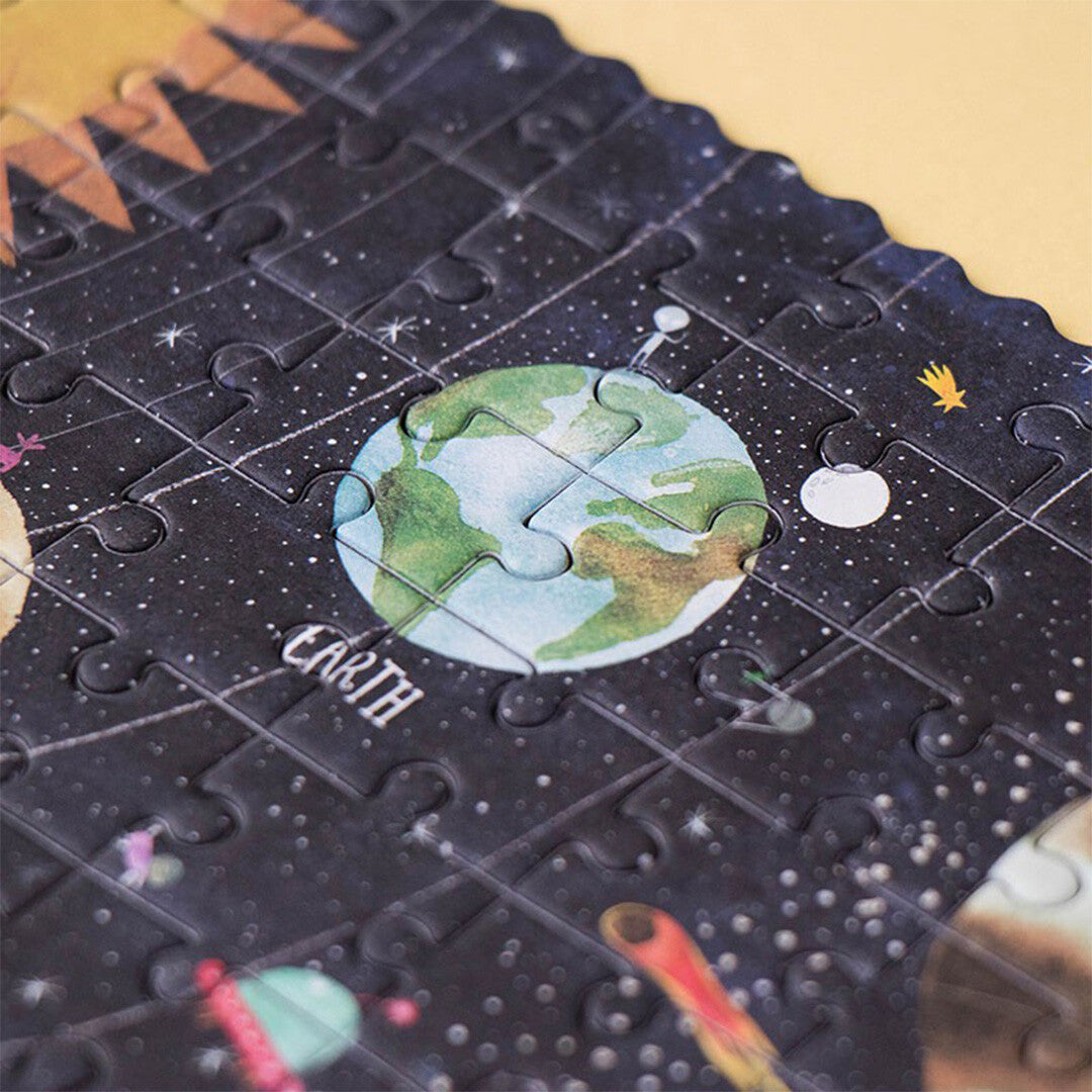 Detail van de Londji legpuzzel met de planeet Aarde en sterren.