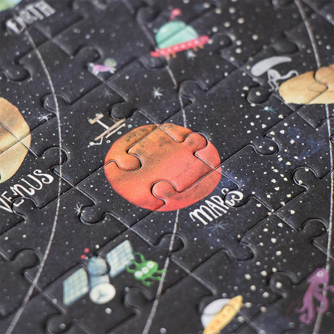 Detail van de Londji legpuzzel met de planeet Mars en ruimtevaartuigen.