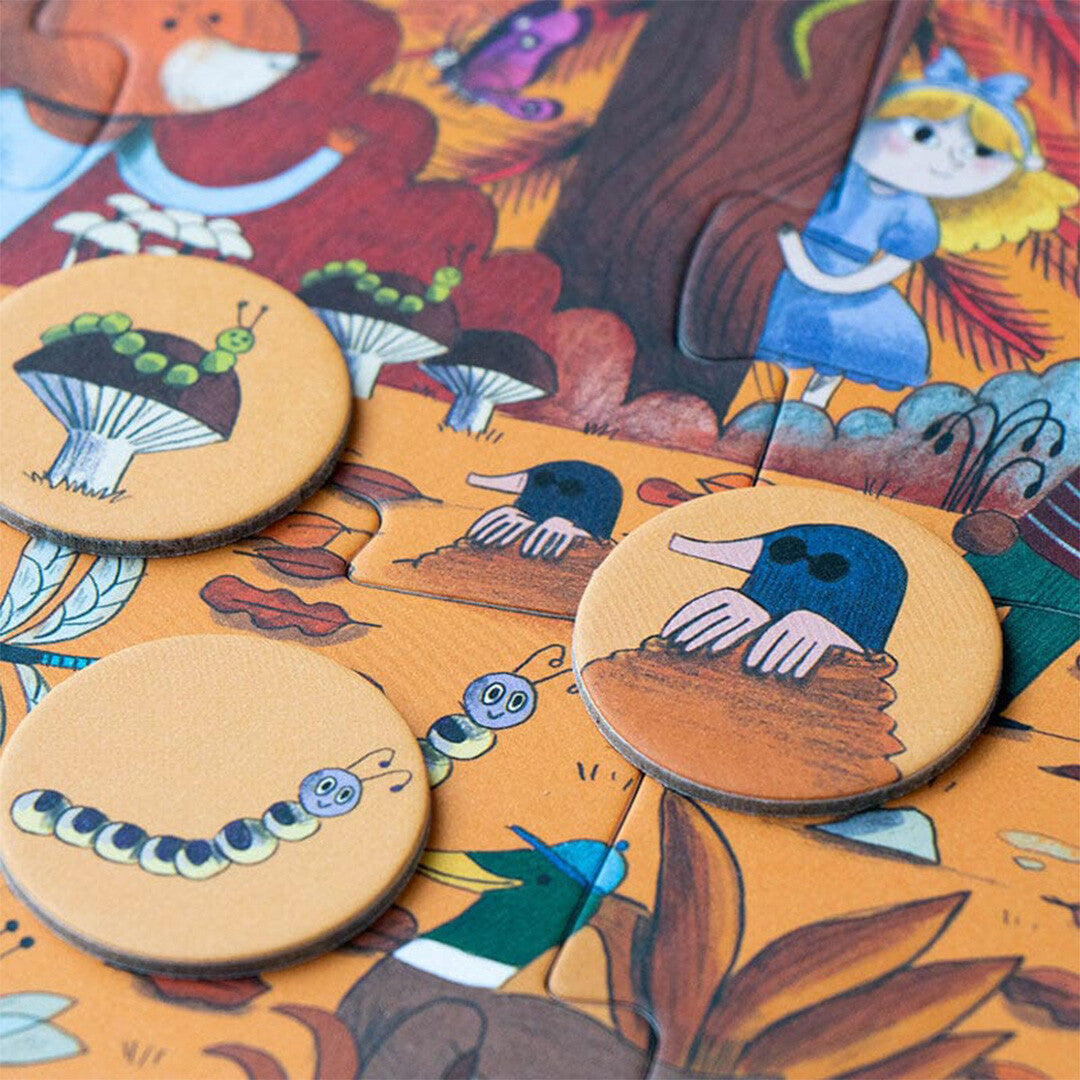 Detail van de Londji Bear's Forest kinderpuzzel met zoekfiches van een rups, mol en paddenstoel.