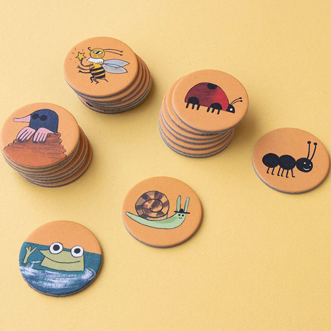 Stapels ronde zoekfiches van de Londji Bear's Forest puzzel met afbeeldingen van insecten en kleine dieren.
