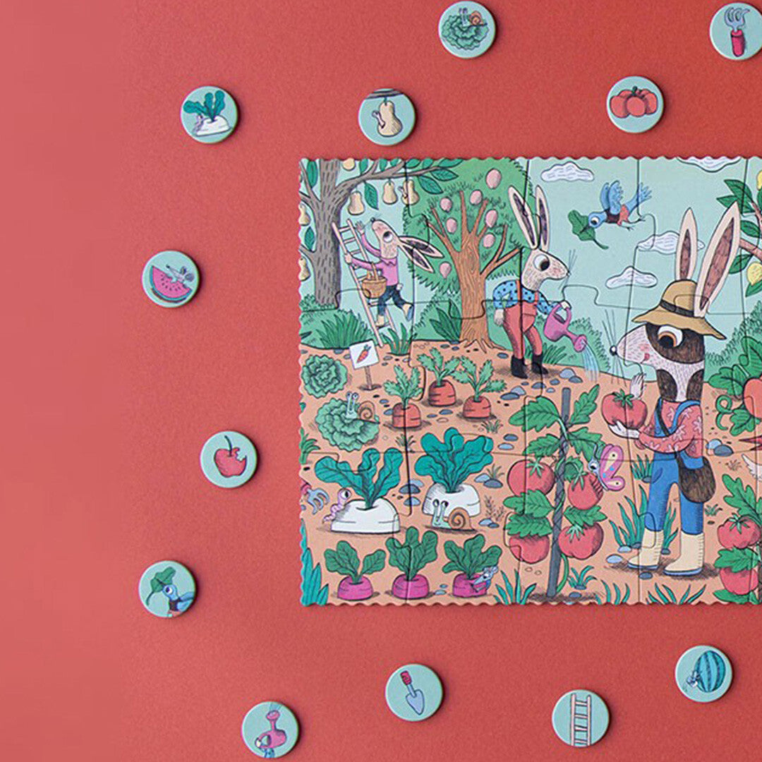 Een gedeeltelijk gelegde Rabbit's Garden puzzel met konijnen in een tuin, omringd door ronde zoekspel-tokens.