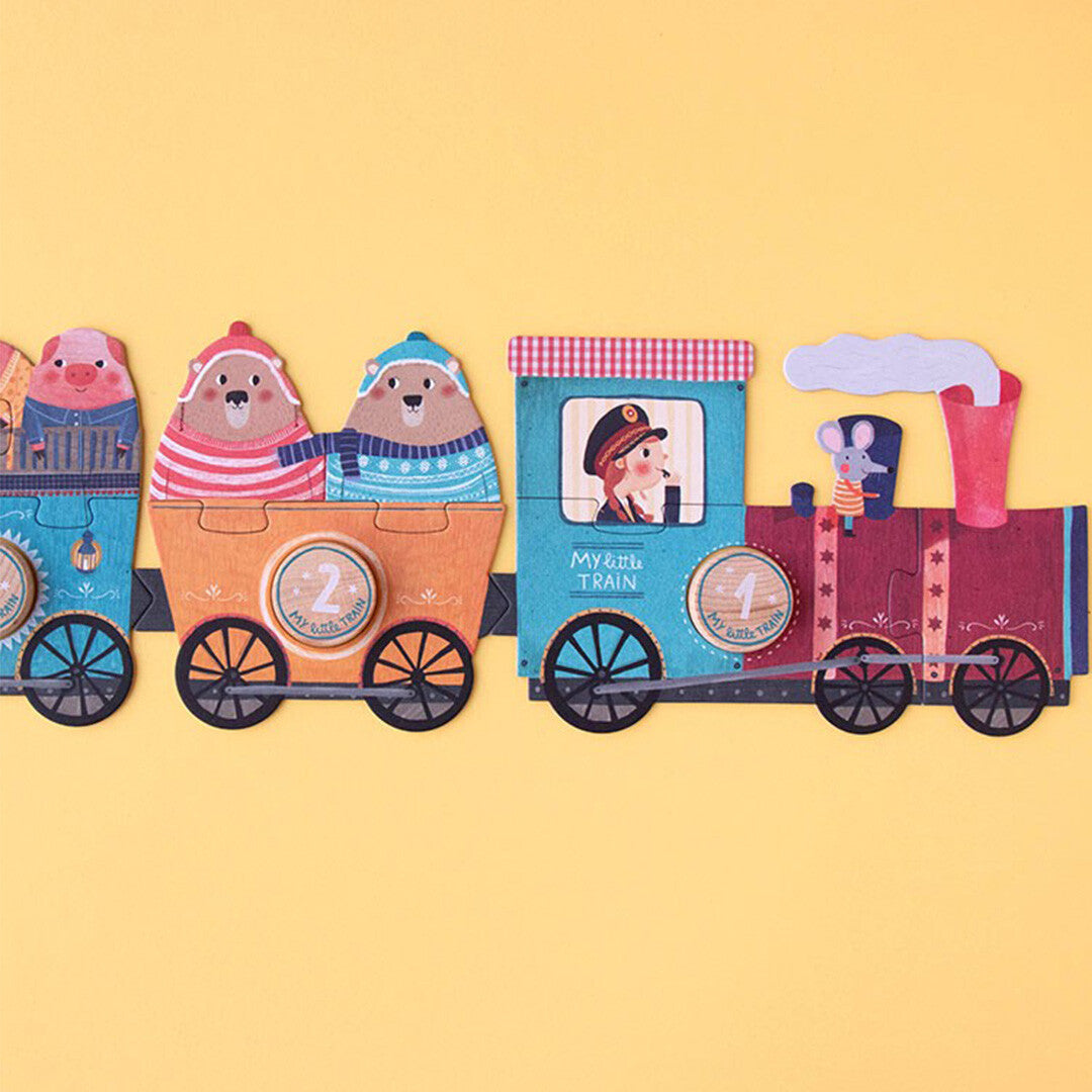 Detail van de Londji My Little Train puzzel met de locomotief en twee wagons met beren en varkens.