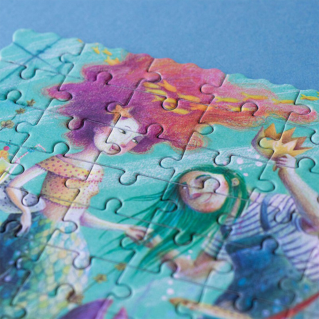 Detail van de Londji legpuzzel met twee zeemeerminnen met kleurrijk haar.