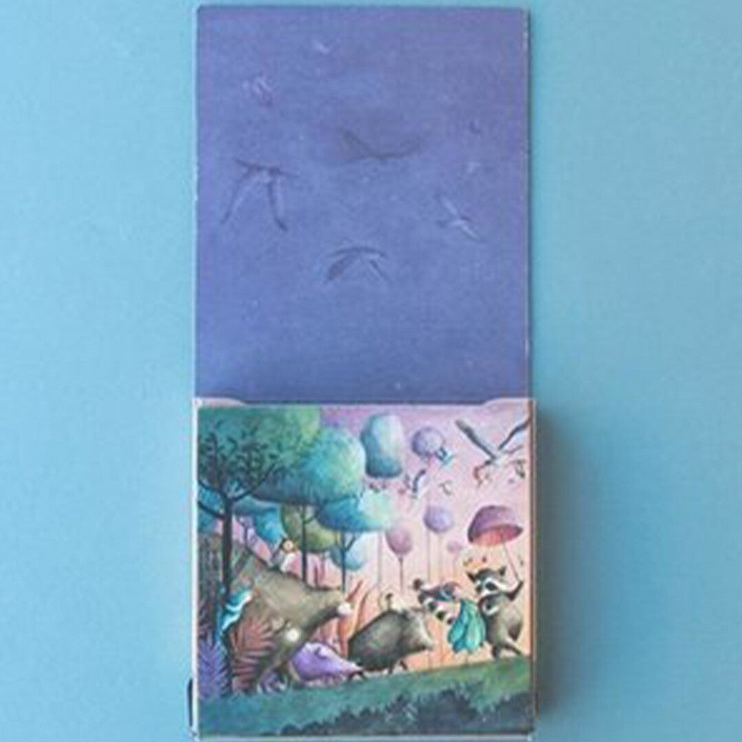 De geopende verpakking van de londji My Unicorn legpuzzel met een afbeelding van dieren in een bos.