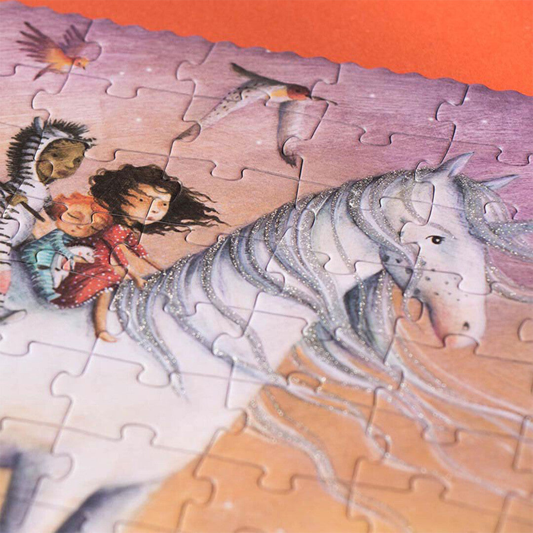 Detail van de Londji My Unicorn legpuzzel met de kop van de eenhoorn en twee kinderen op zijn rug.