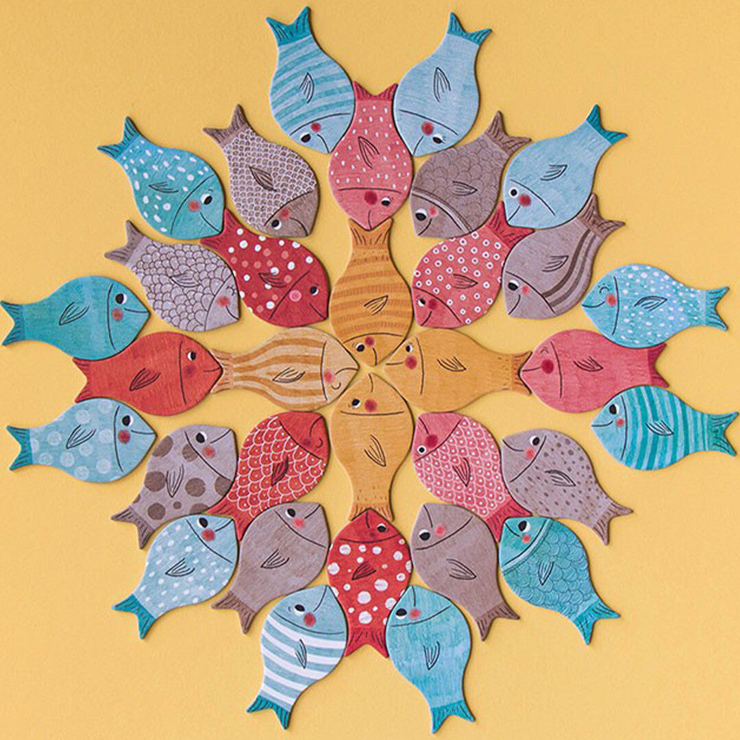 Kleurrijke visjes, de puzzelstukjes, gerangschikt in een cirkelvormig patroon op een gele achtergrond.