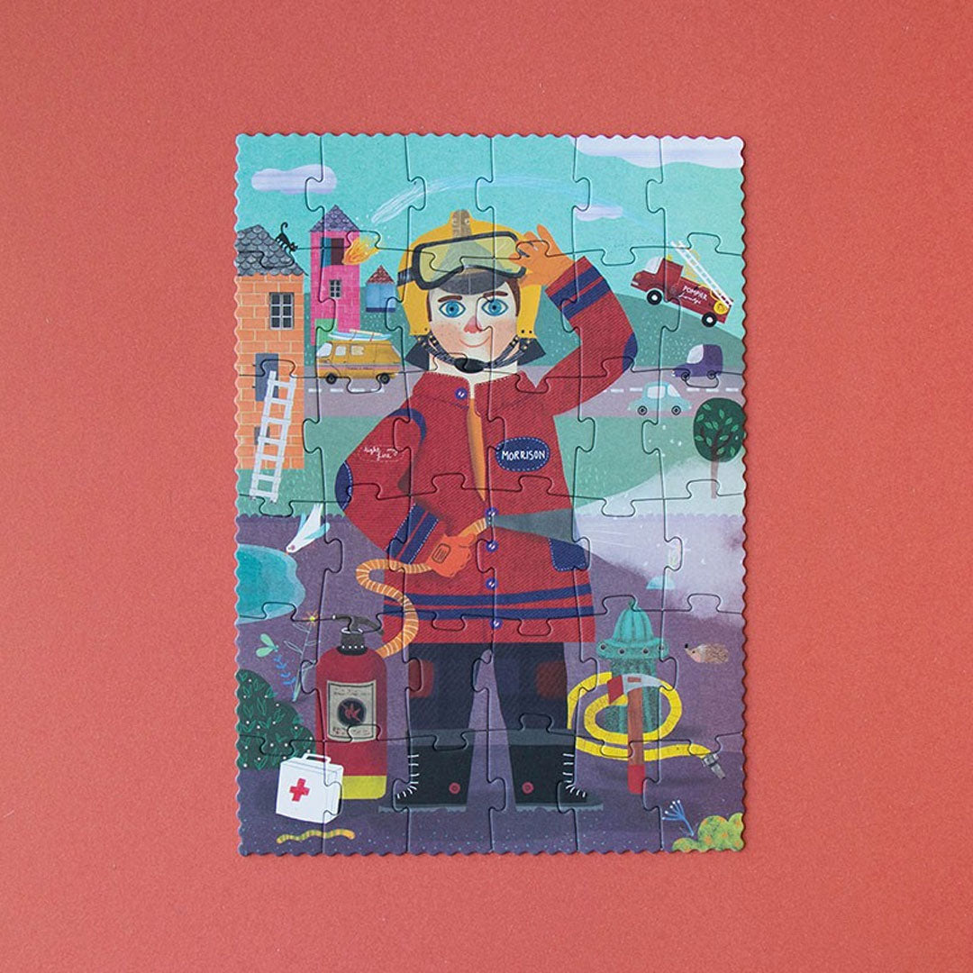 De complete Londji 'Firefighter' legpuzzel met een illustratie van een brandweerman en brandweeruitrusting.