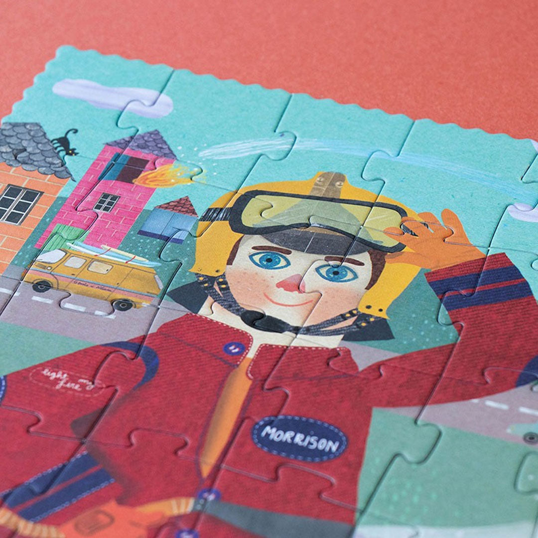 Detail van de Londji 'Firefighter' legpuzzel met het gezicht van de brandweerman en een brandend huis.