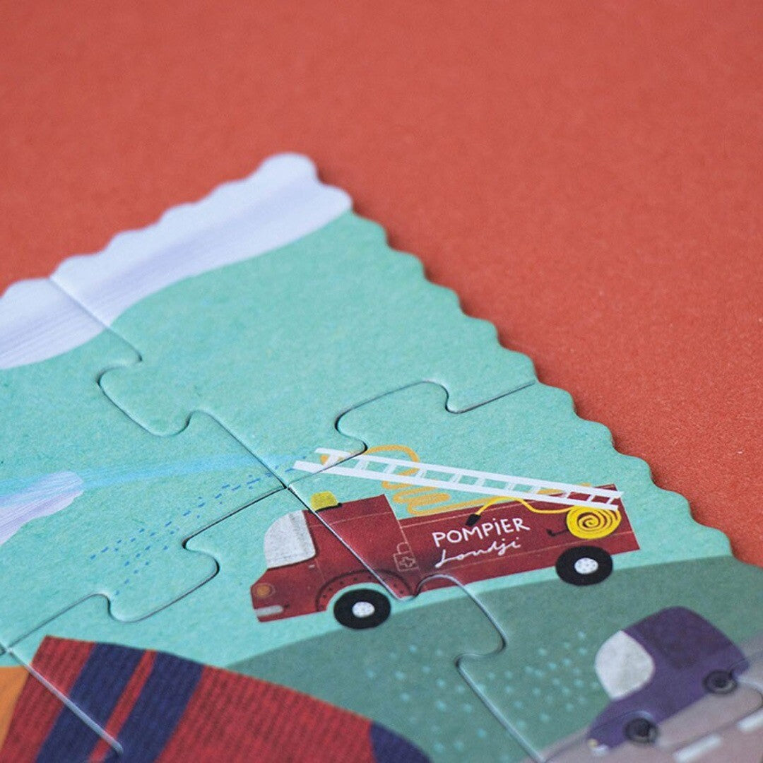 Detail van de Londji 'Firefighter' legpuzzel met een rode brandweerwagen en een kleine auto.