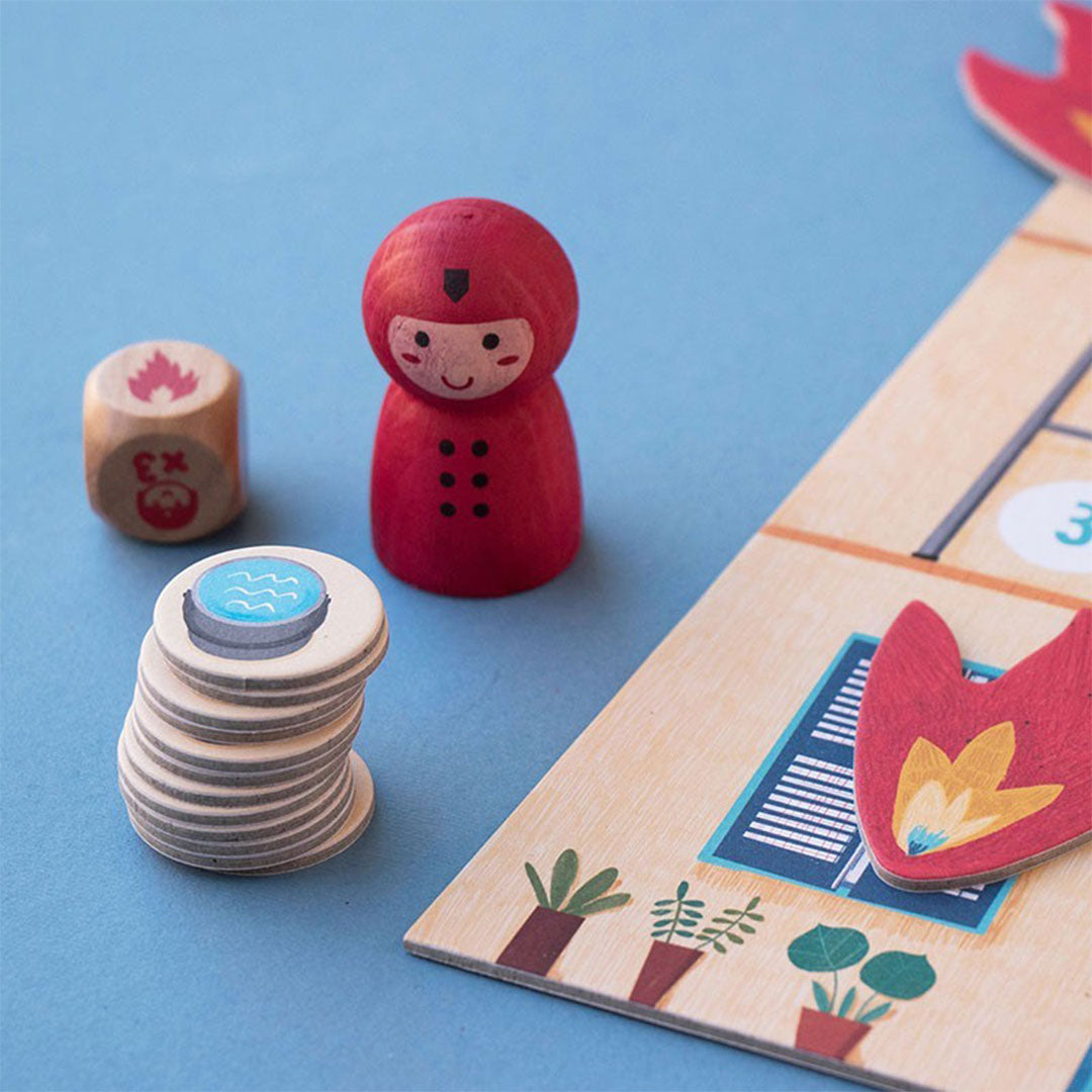 Detail van het londji bordspel met een rode brandweerman pion, dobbelsteen en waterfiches.