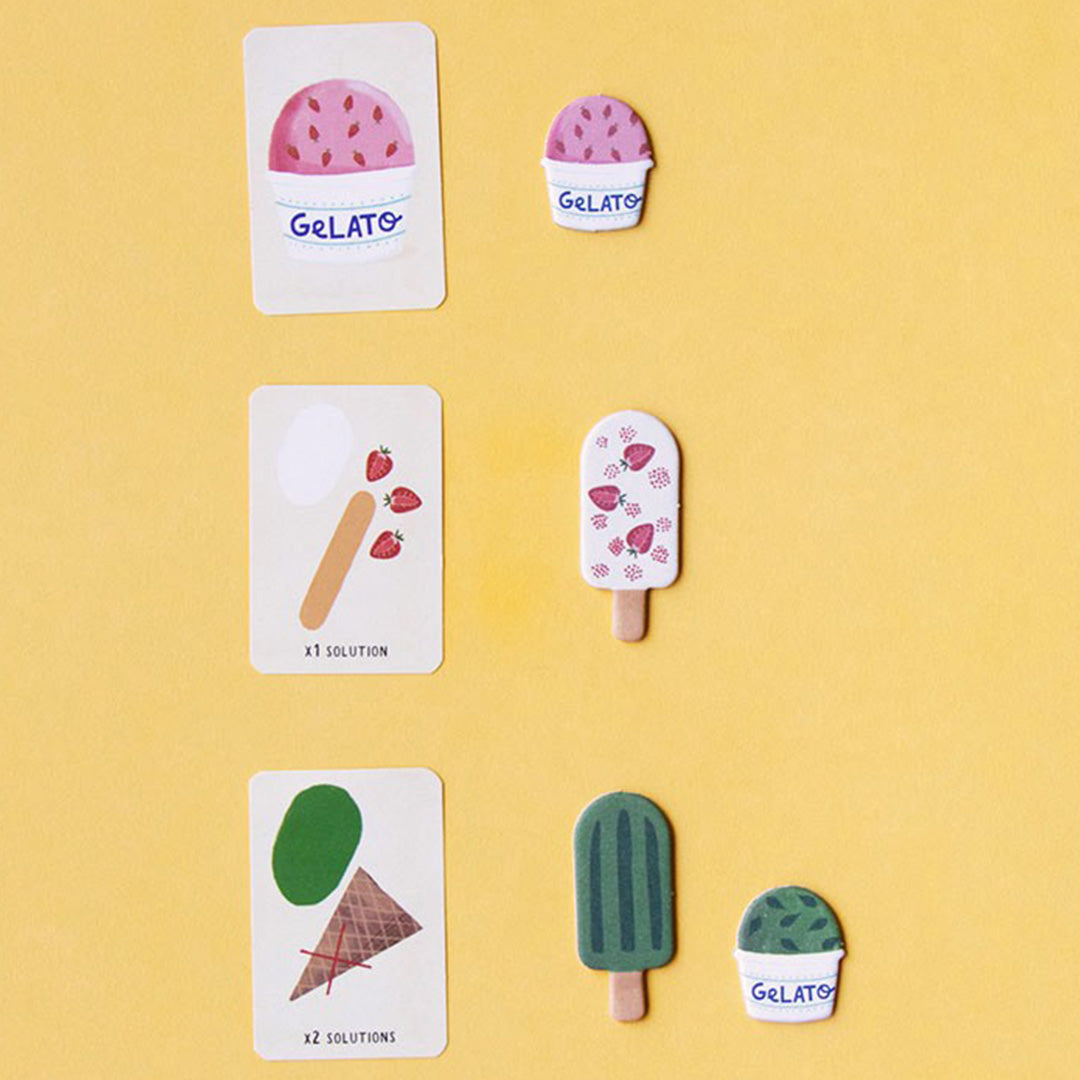 Demonstratie van het londji Gelato behendigheidsspel met speelkaarten en bijpassende ijsjes op een gele achtergrond.