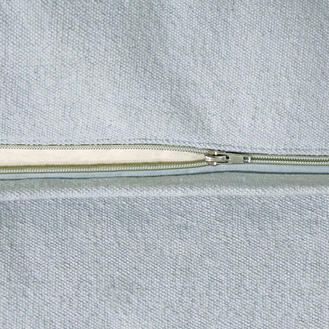 Detail van de rits op de blauwe canvas bekleding van de zitzak.