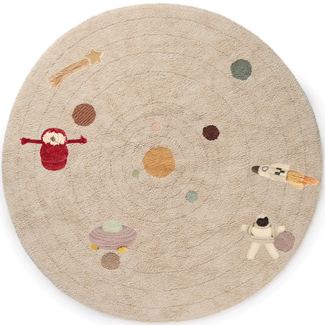 Lorena Canals rond beige vloerkleed met een solar system thema, inclusief planeten, een raket en astronaut.