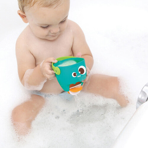 Een baby speelt in bad met de Ludi bademmer watermolen.