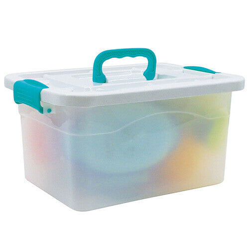 Een transparante Ludi opbergdoos met een turquoise handvat en sluitingen, gevuld met kleurrijk badspeelgoed.