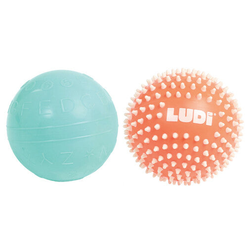 Twee Ludi sensorische ballen, een turquoise met letters en een oranje met nopjes.