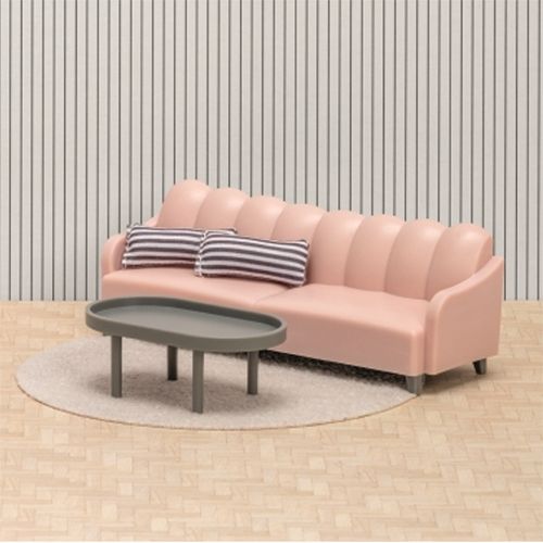 Lundby poppenhuis woonkamerset met roze bank en salontafel op een vloerkleed in een poppenhuisinterieur.