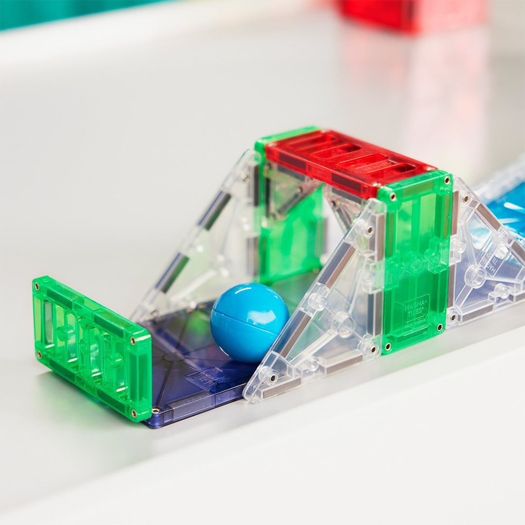 Detail van een blauwe bal in het eindstuk van de Magna-Tiles knikkerbaan.