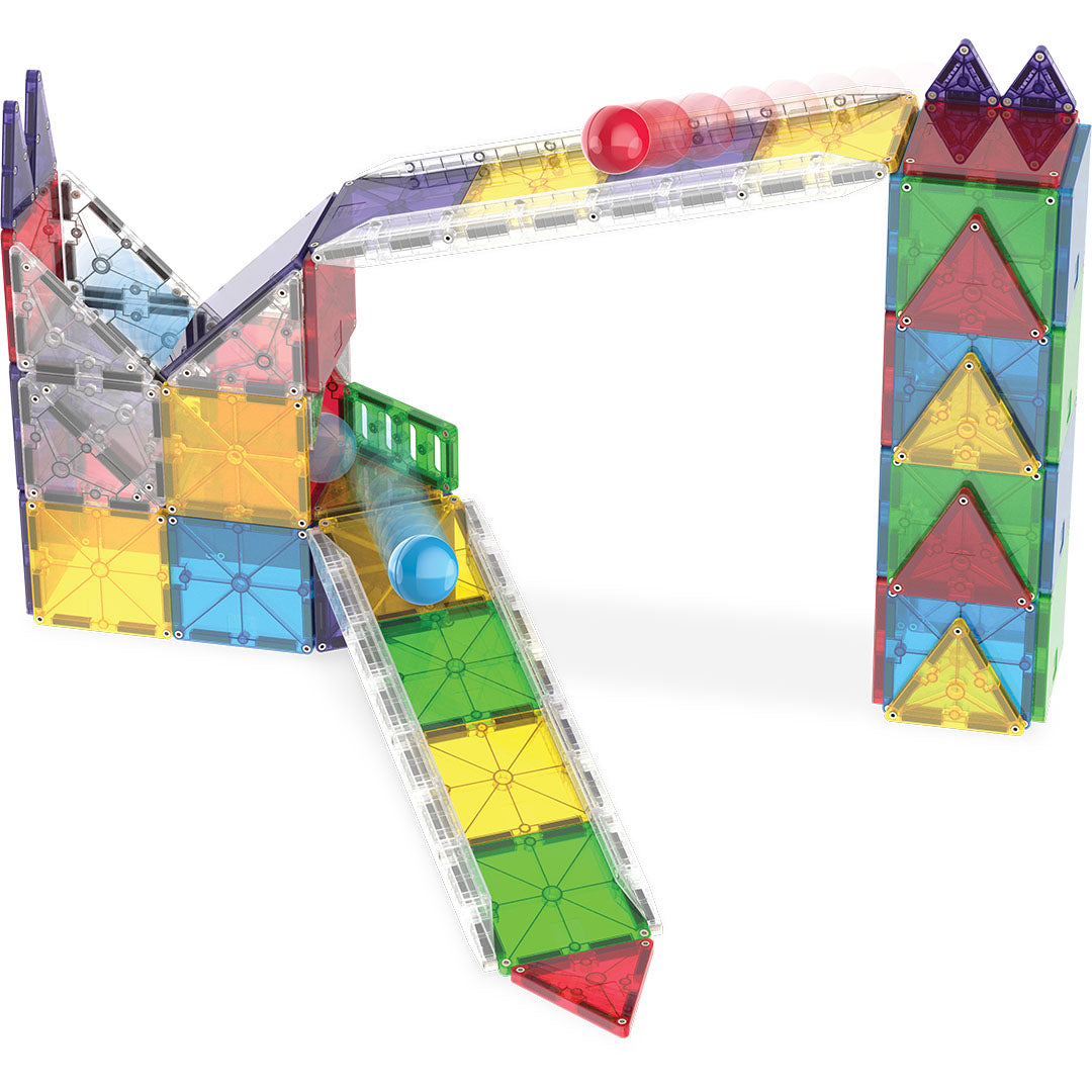 Een gebouwde Magna-Tiles knikkerbaan met een rode bal die naar beneden rolt.