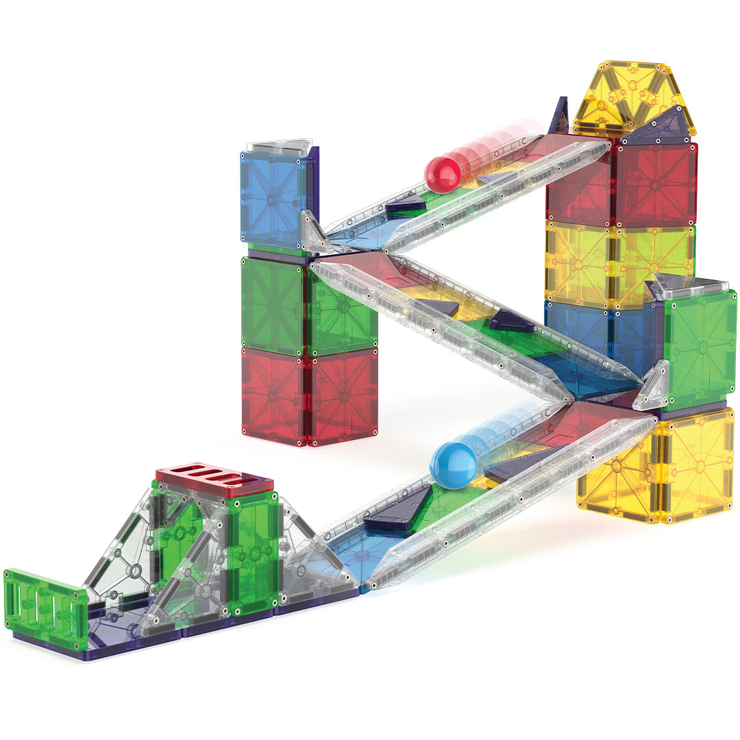 Een uitgebreide Magna-Tiles knikkerbaan met een rode en een blauwe bal die naar beneden rollen.