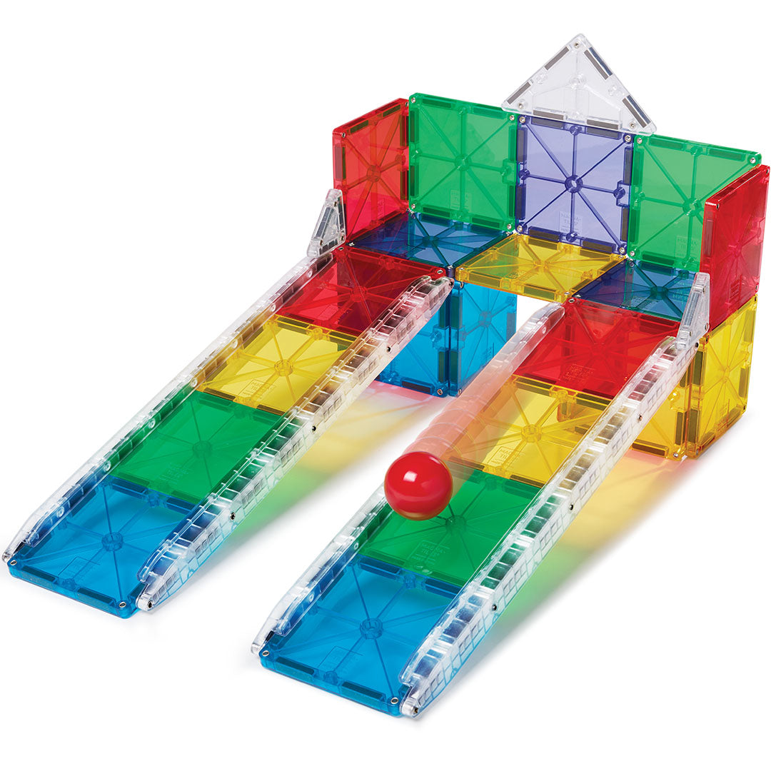 Een veelkleurige Magna-Tiles knikkerbaan met twee parallelle banen en een rode bal die rolt.