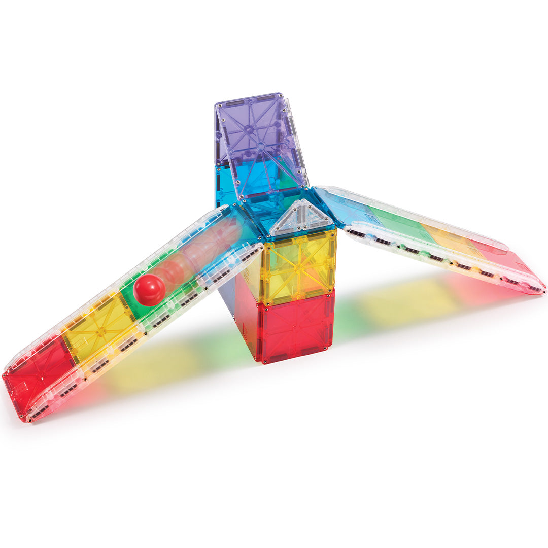 Een veelkleurige Magna-Tiles knikkerbaan met een centrale constructie en twee uitlopende hellingen.