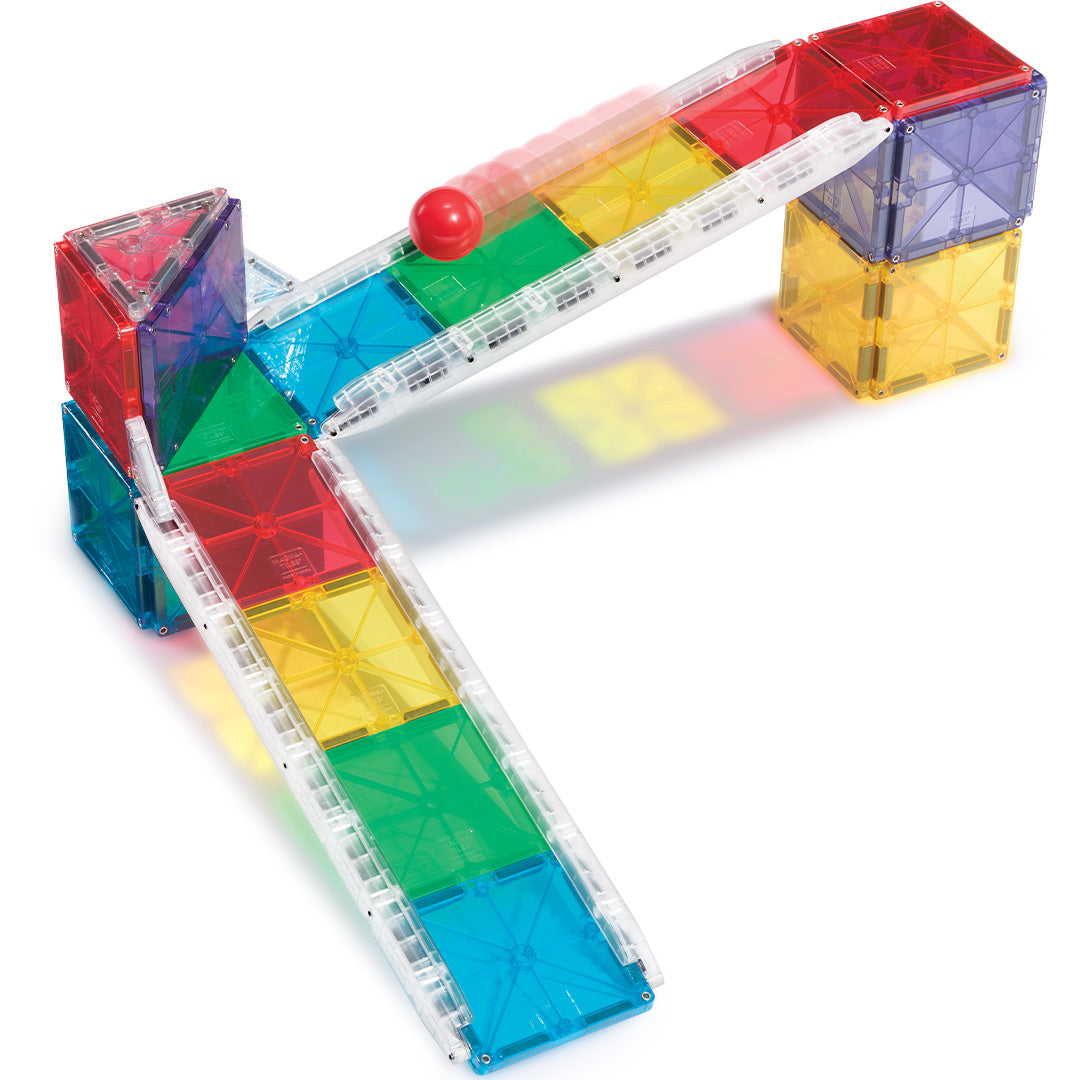 Een veelkleurige Magna-Tiles knikkerbaan met een rode bal die over een gebogen baan rolt.