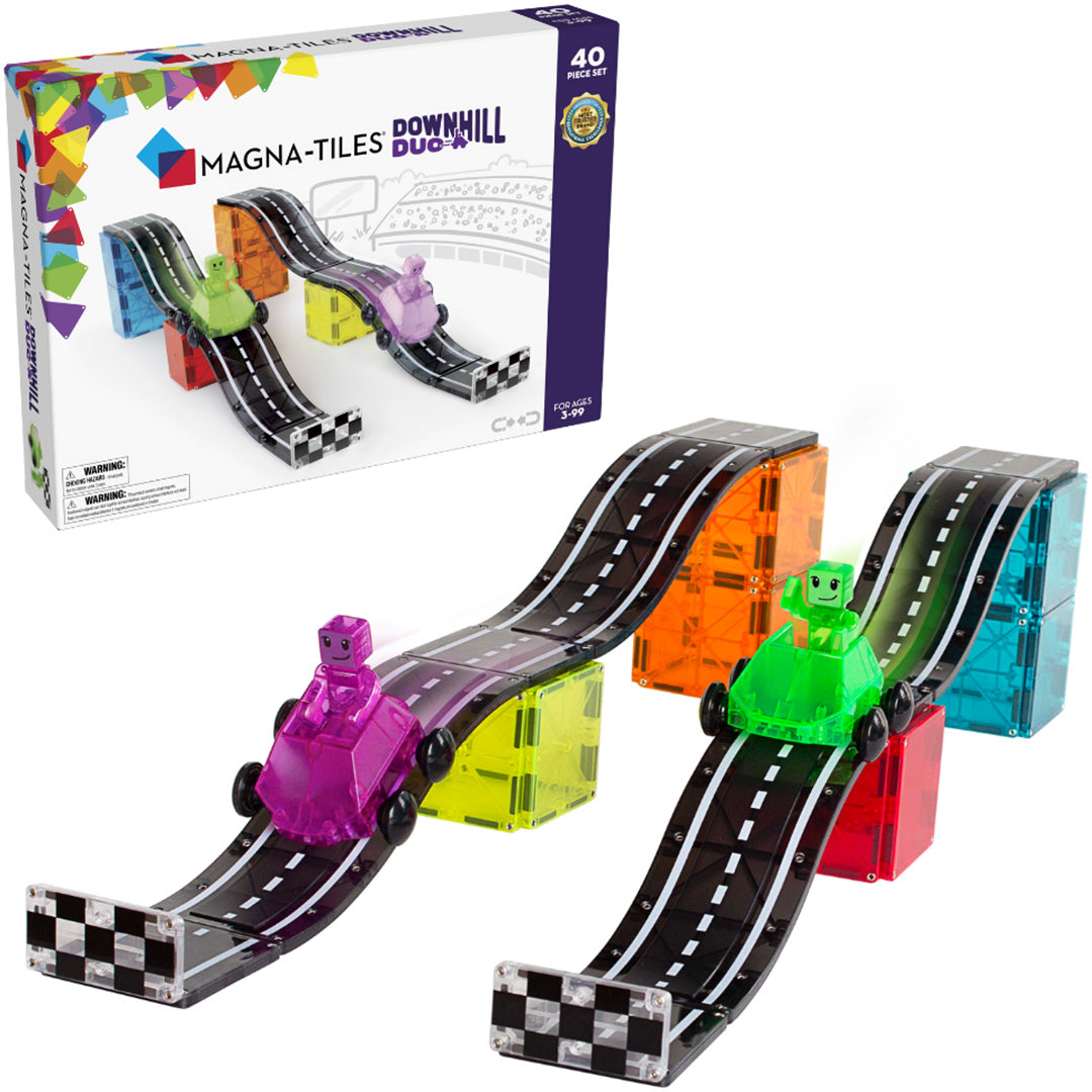 Magna-Tiles magnetische autobaan downhill duo set met twee racebanen en auto's, deels voor de verpakking.