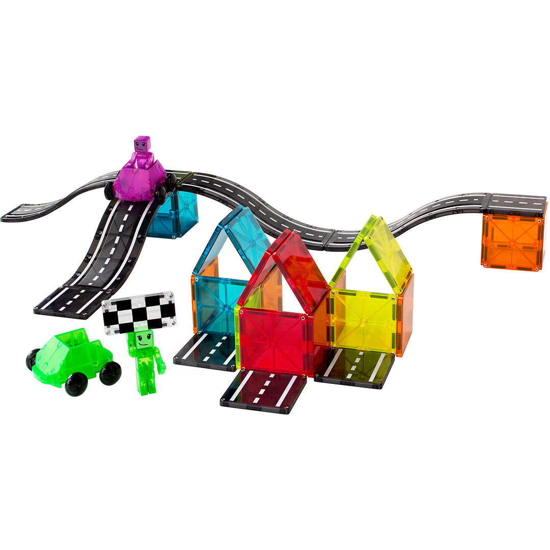 Een complete opstelling van de Magna-Tiles magnetische autobaan met racebanen, auto's en kleurrijke magnetische huisjes.