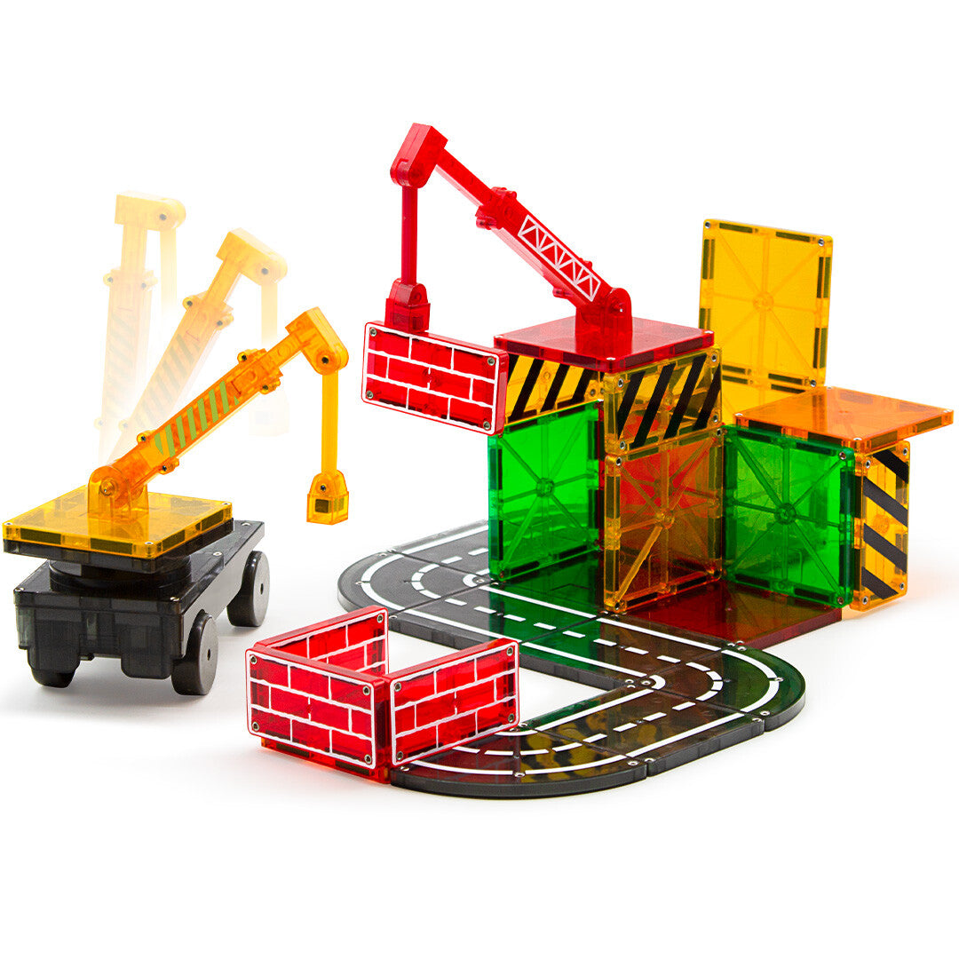 De Magna-Tiles Builder magnetische tegels bouwset toont een bouwplaats met een gele en rode kraan en wegdelen.