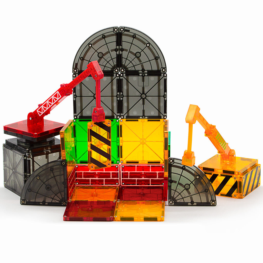 Een constructie van de Magna-Tiles Builder magnetische tegels bouwset met twee kranen en diverse gekleurde tegels.