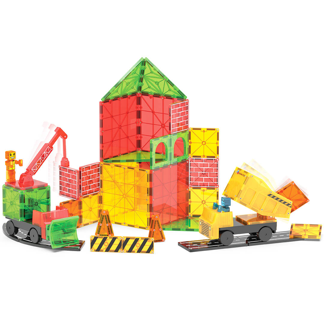 Een bouwplaats scène gemaakt van Magna-Tiles Builder XL magnetische tegels, inclusief een gebouw, kraan en kiepwagen.