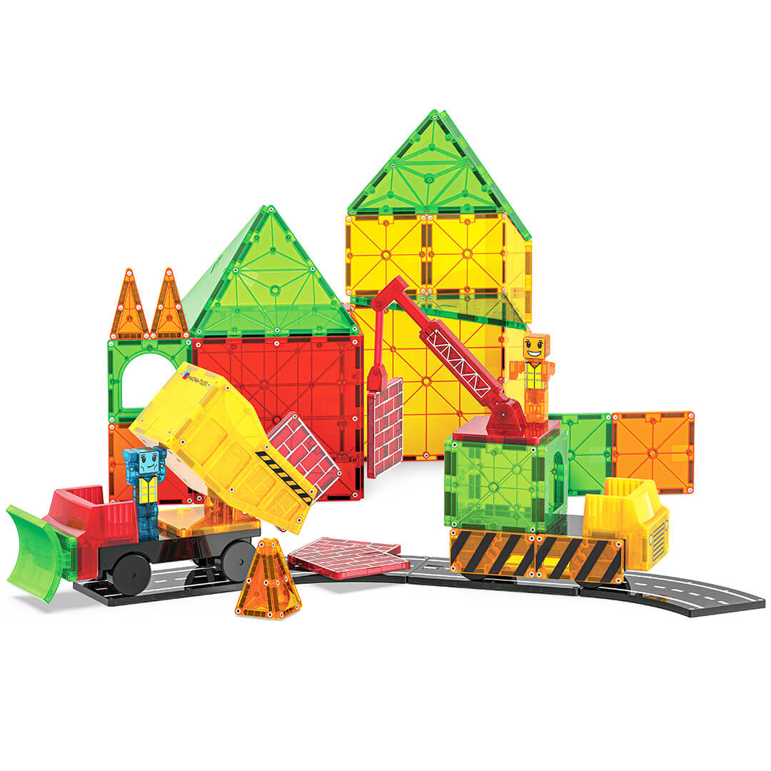 Een bouwplaats scène van Magna-Tiles Builder XL magnetische tegels met een bulldozer, kraan en twee gebouwen.