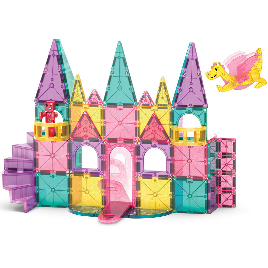 Een gebouwd kasteel van Magna-Tiles magnetische tegels in diverse transparante kleuren, met een draak en een figuur.