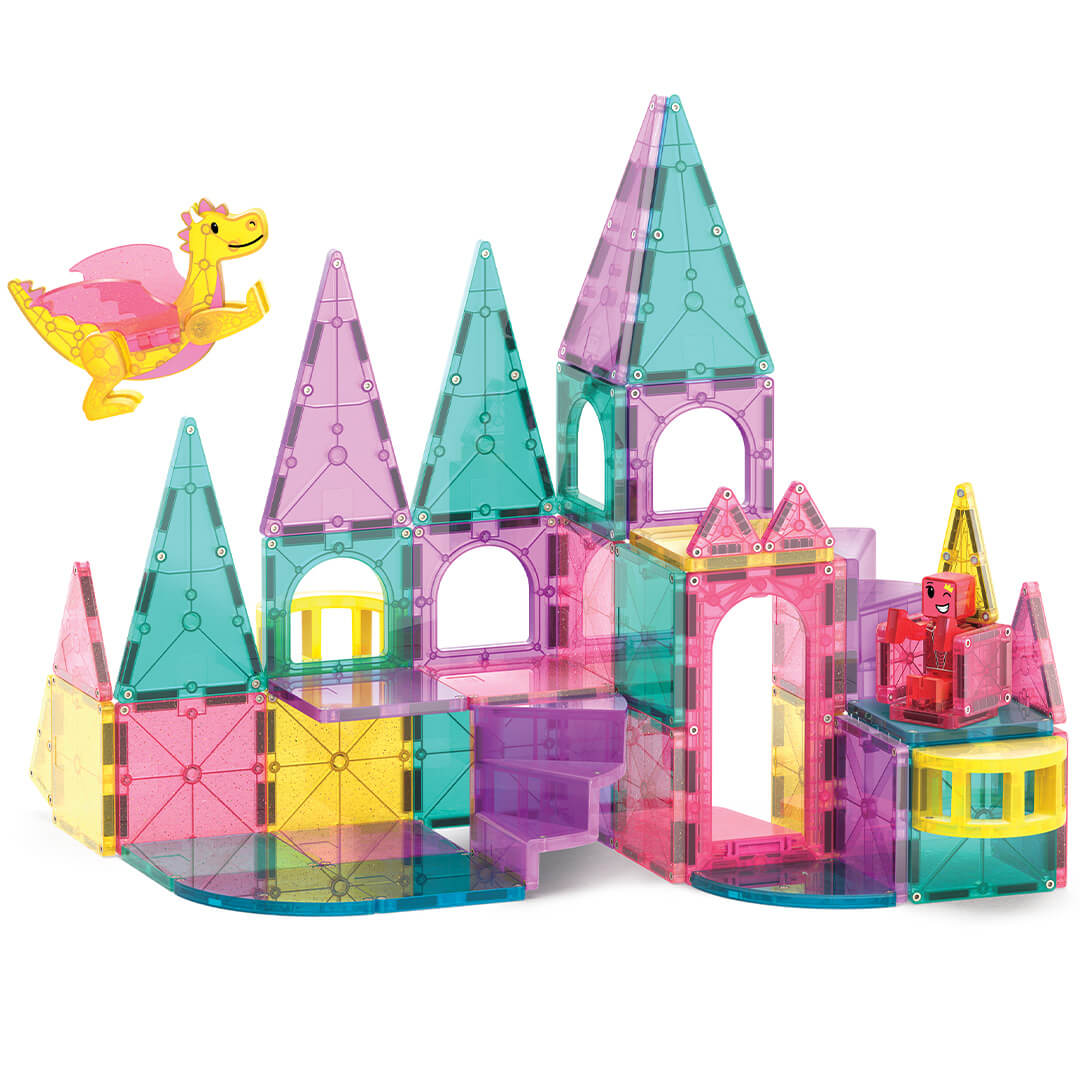 Een schuin aanzicht van het Magna-Tiles kasteel van magnetische tegels met een vliegende draak ernaast.