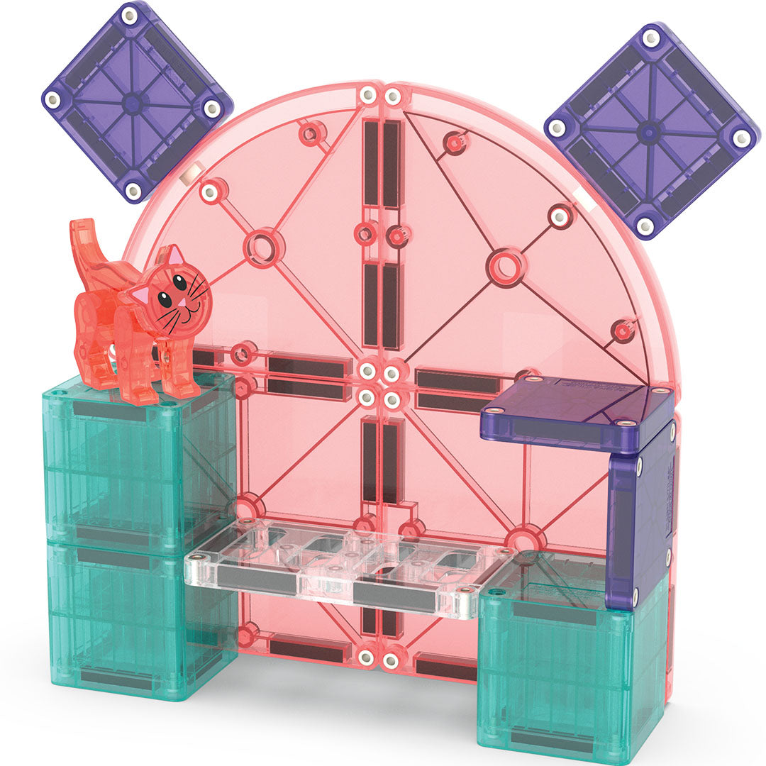 Een alternatieve constructie van de Magna-Tiles Cat Tree bouwset, een kattenhuis met het transparante kattenfiguur.