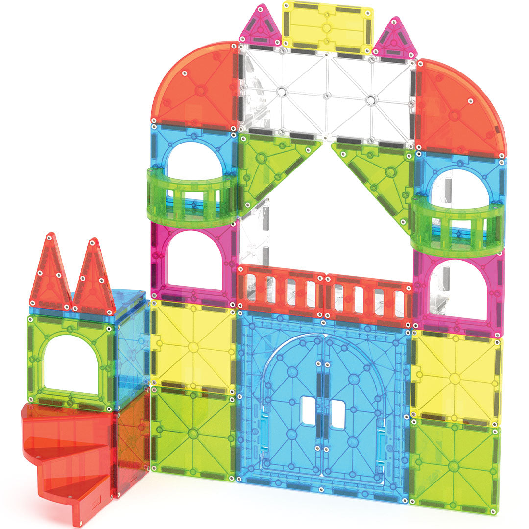Een close-up van een gebouw uit de Magna-Tiles City Center set met een grote blauwe deur en kleurrijke magnetische tegels.