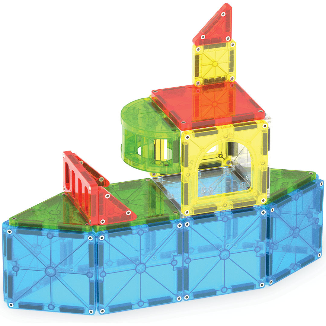 Een boot gemaakt van kleurrijke Magna-Tiles magnetische tegels, met een rode en gele opbouw.