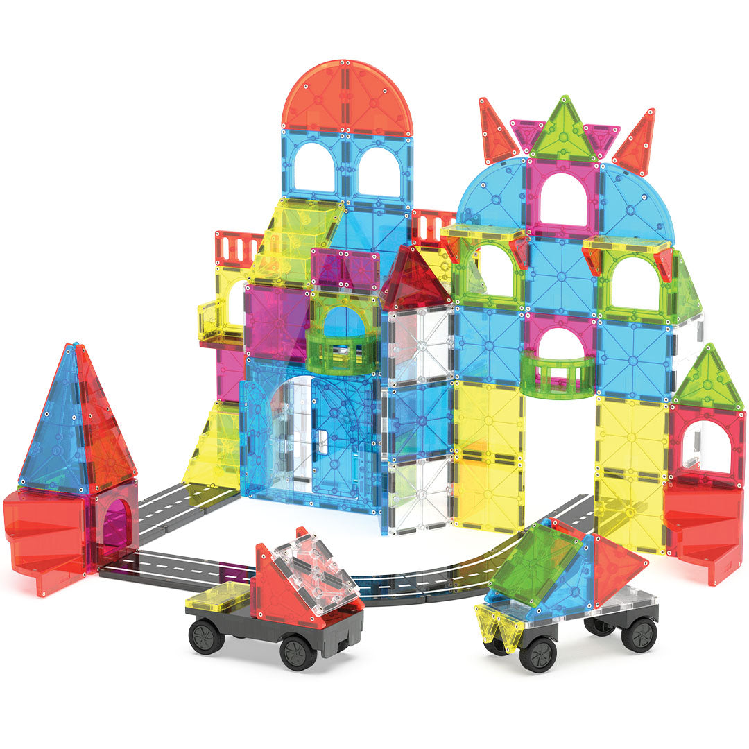 De Magna-Tiles City Center bouwset toont een groot kleurrijk gebouw, twee torens en twee voertuigen van magnetische tegels op een weg.