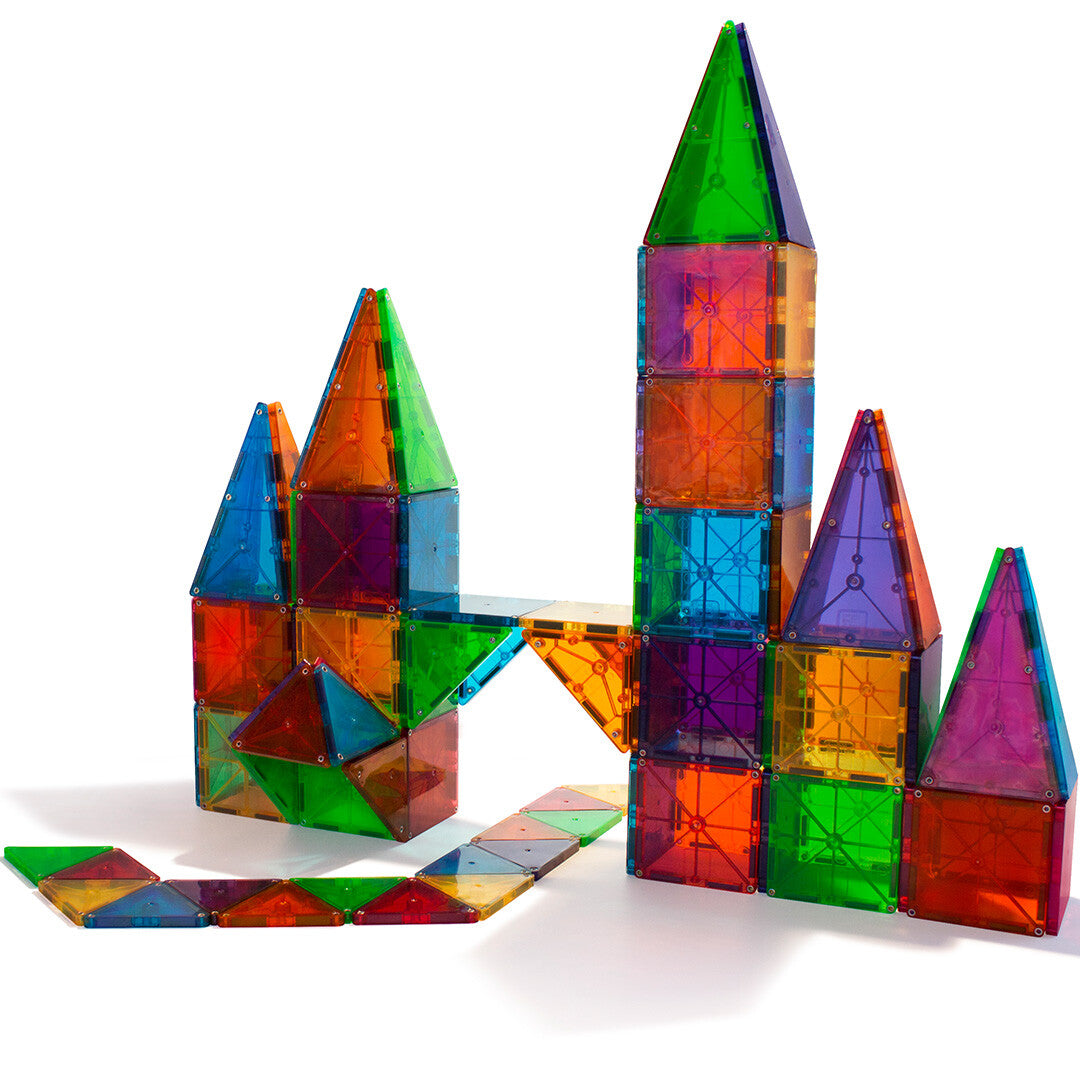 Een kasteel en een brug, gebouwd met kleurrijke Magna-Tiles magnetische tegels.