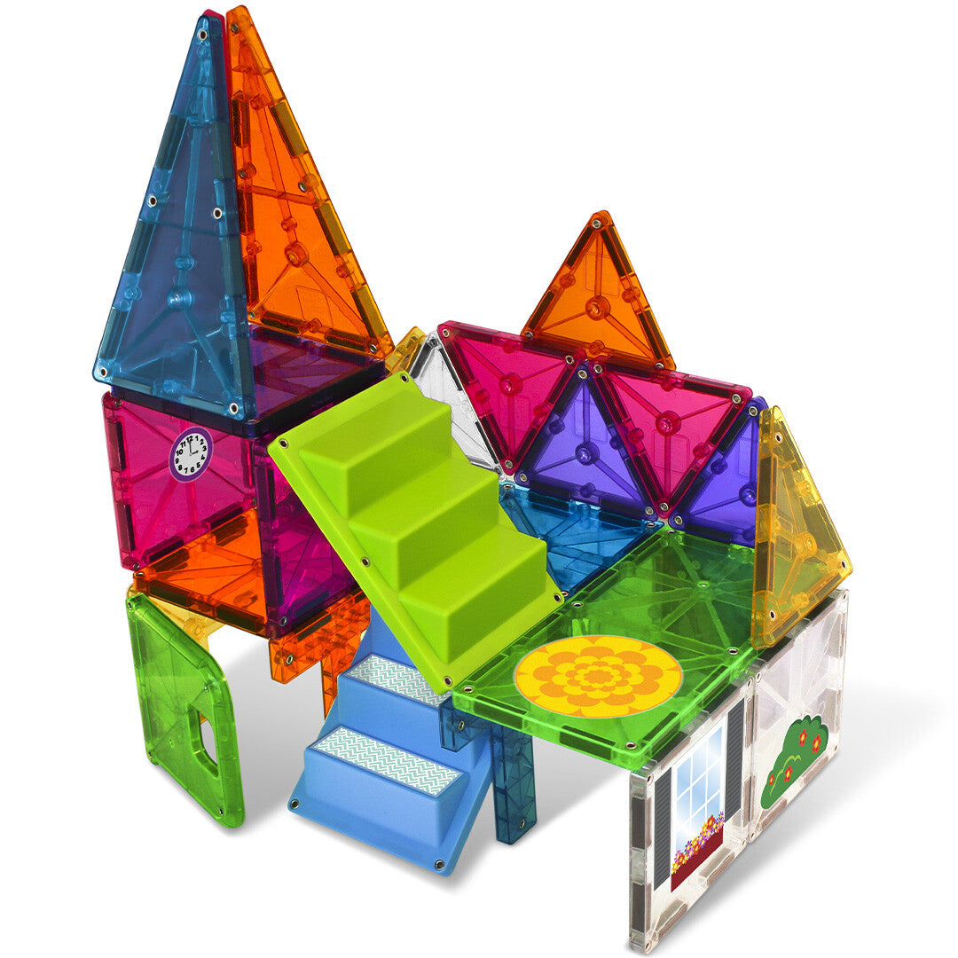 Magna-Tiles magnetische tegels vormen een kleurrijk huis met groene en blauwe trappen.