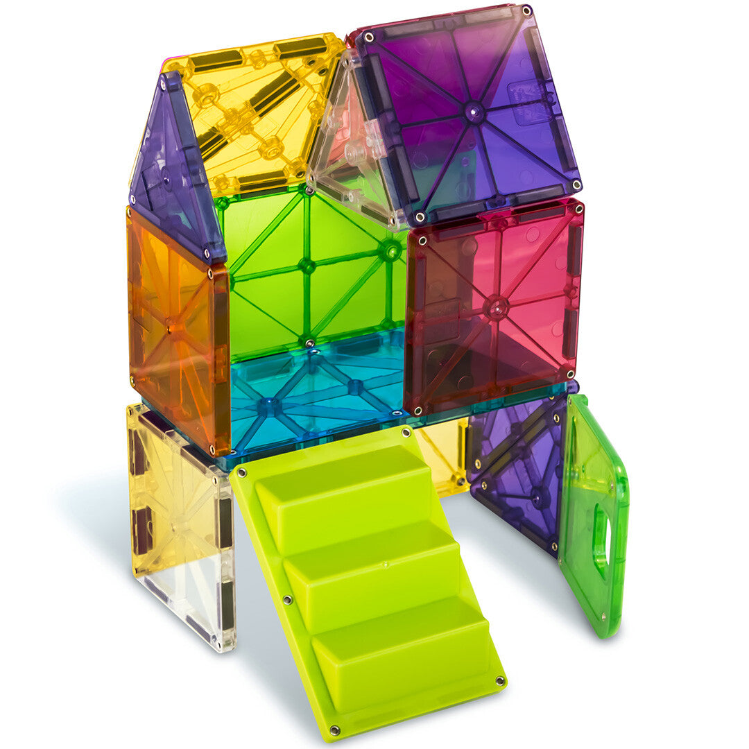 Magna-Tiles magnetische tegels vormen een kleurrijk kubusvormig huis met een groene trap.