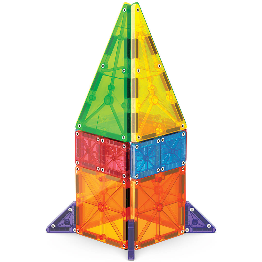 Een raketvormig bouwwerk gemaakt van kleurrijke, transparante Magna-Tiles magnetische tegels.