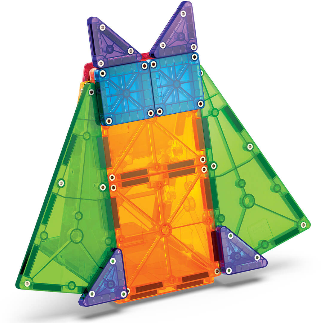 Een abstract bouwwerk van kleurrijke, transparante Magna-Tiles magnetische tegels, schuin van bovenaf gefotografeerd.